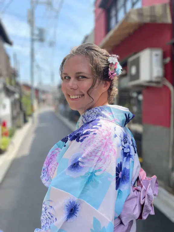 Veronika v tradičnom japonskom oblečení na ulici
